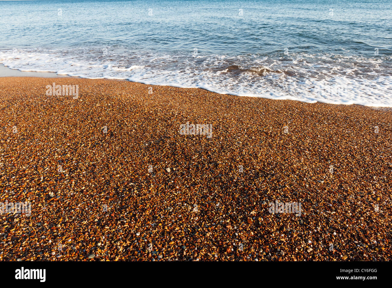 Mousse de mer à la plage dans l'après-midi en Grèce Banque D'Images