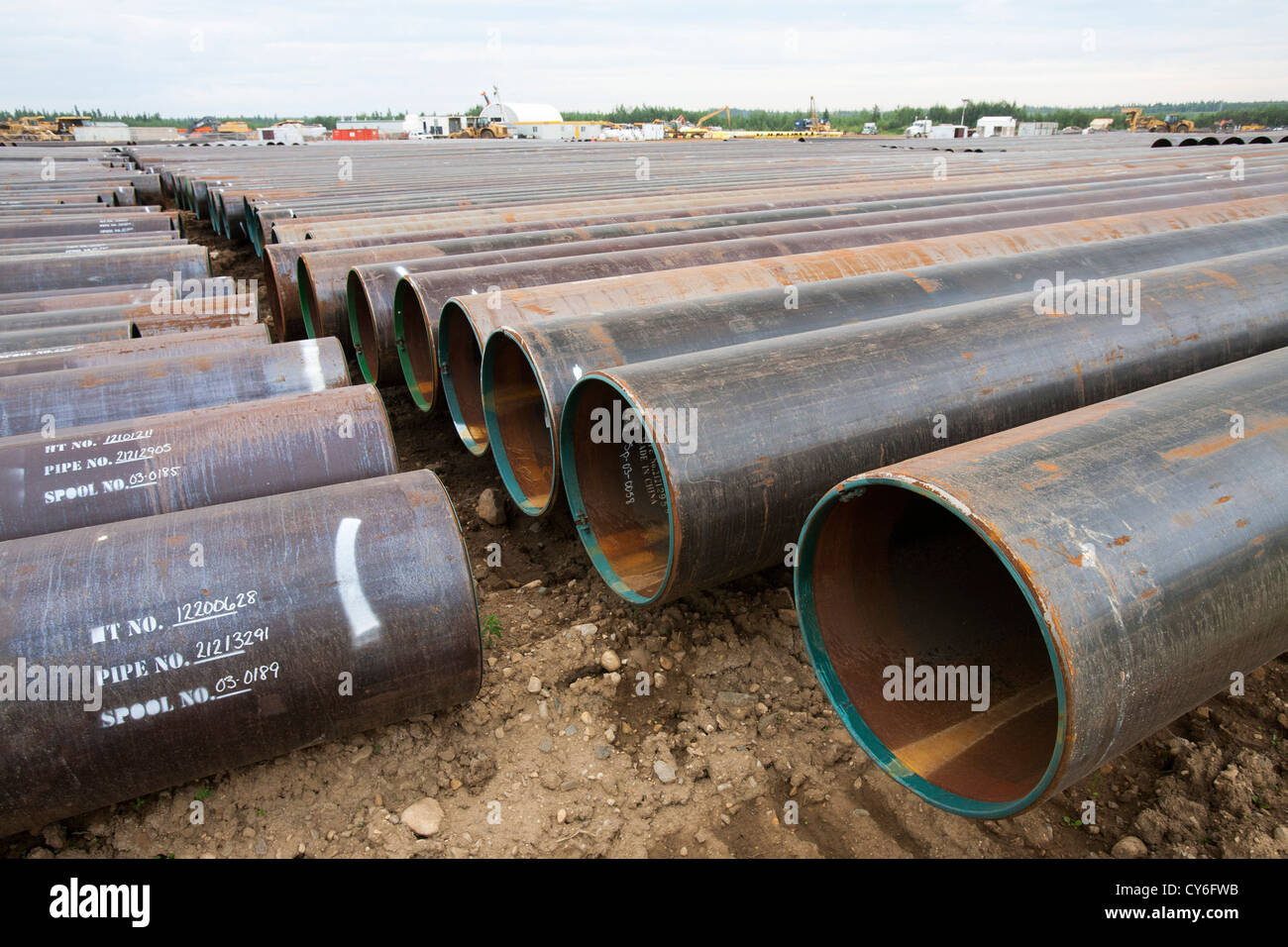 Travaux de construction de pipelines au nord de Fort McMurray, dans le coeur de l'exploitation des sables bitumineux canadiens. Banque D'Images