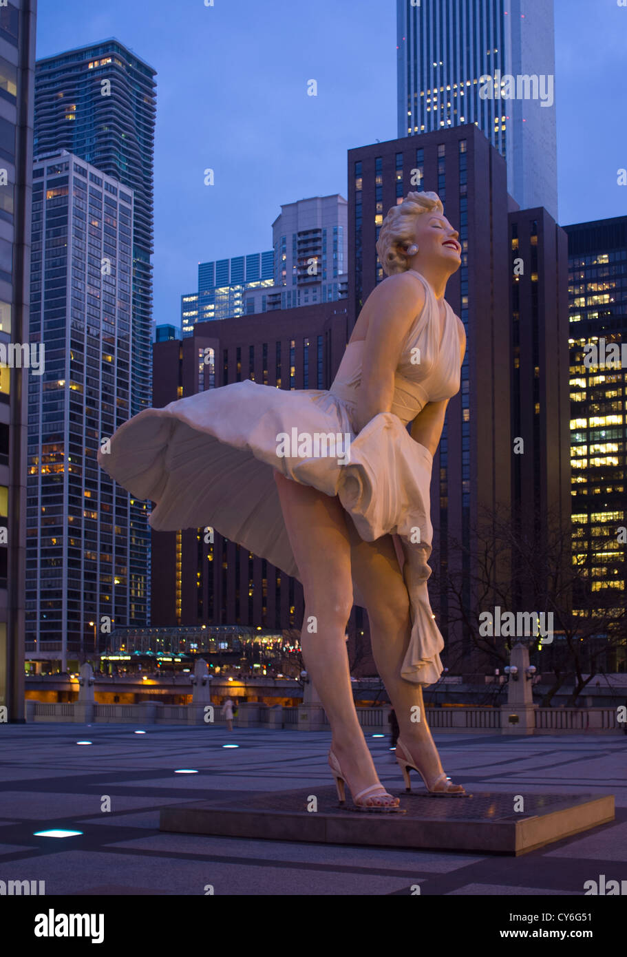 Chicago, Illinois Sculpture de Marilyn Monroe et les toits de la ville au crépuscule Banque D'Images