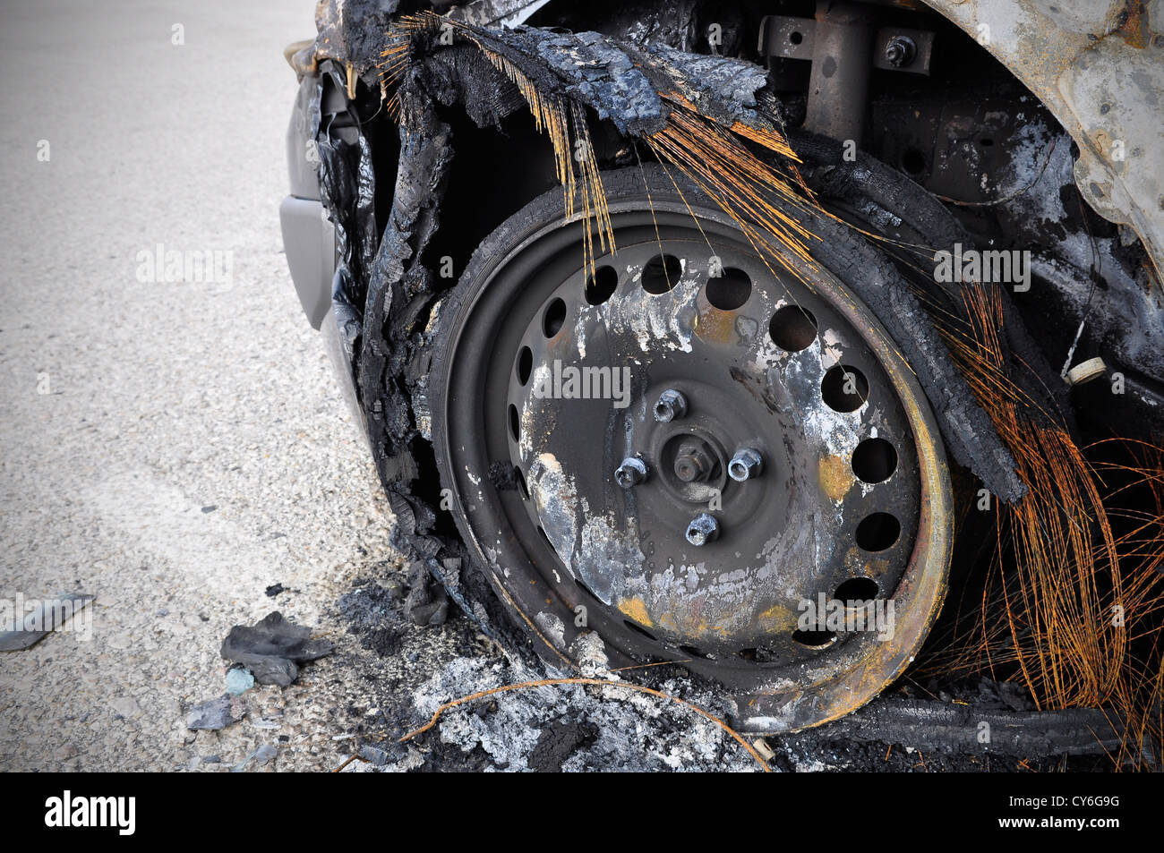Close up detail d'une voiture brûlée dans un accident de voiture Banque D'Images