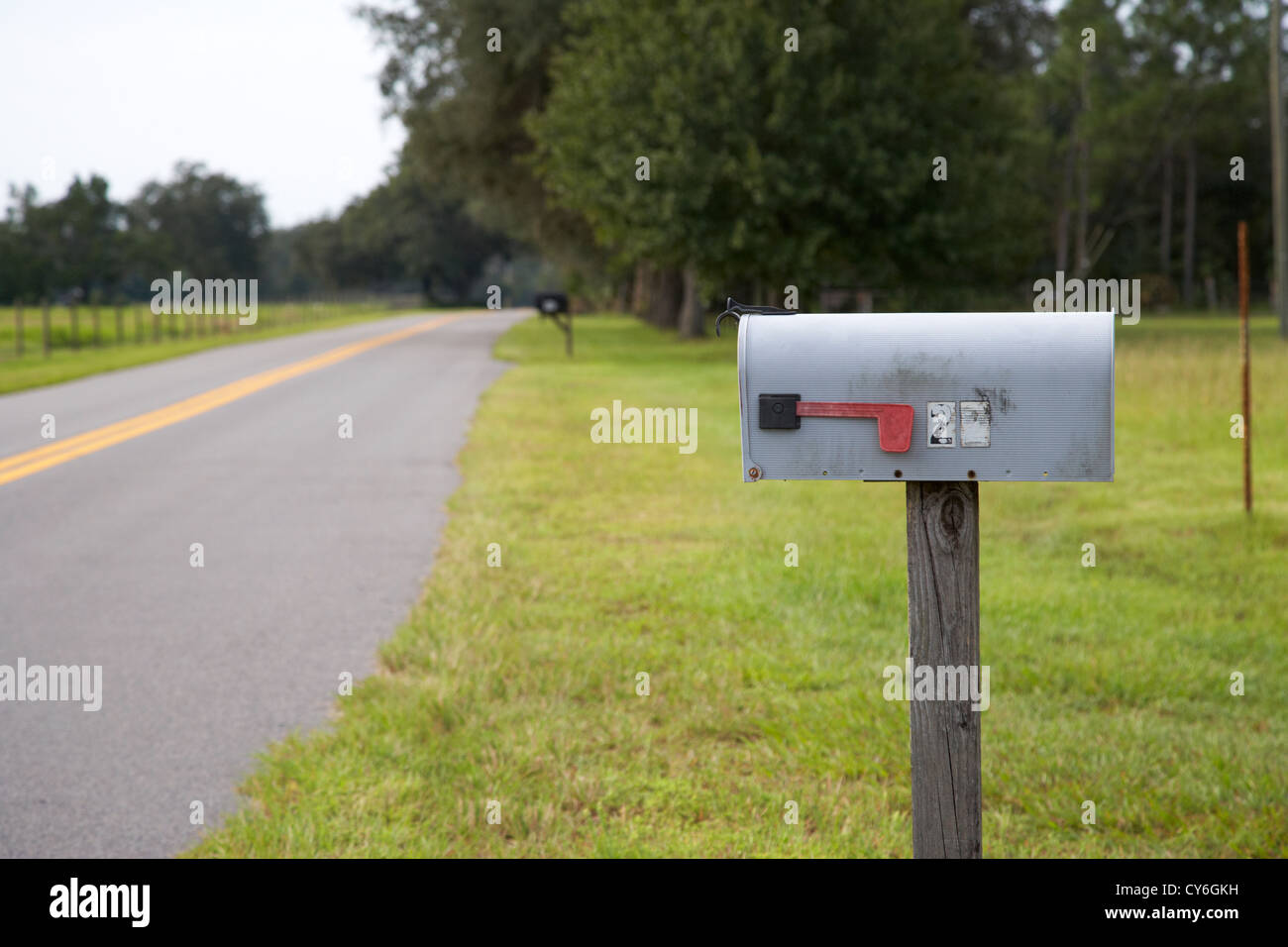 Boîtes aux lettres sur un petit chemin rural florida usa Banque D'Images