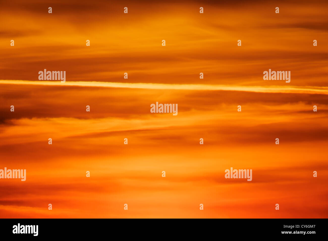Ciel orange spectaculaire au coucher du soleil. Banque D'Images