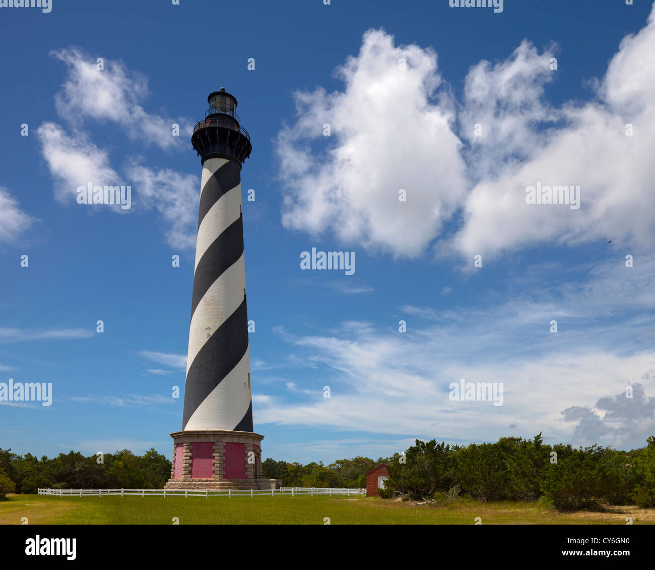 Cape Hatteras National Seashore, phare du cap Hatteras en Caroline du Nord (1870) et de nuages le matin Banque D'Images