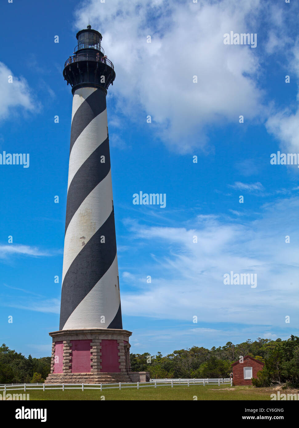 Cape Hatteras National Seashore, phare du cap Hatteras en Caroline du Nord (1870) et de nuages le matin Banque D'Images
