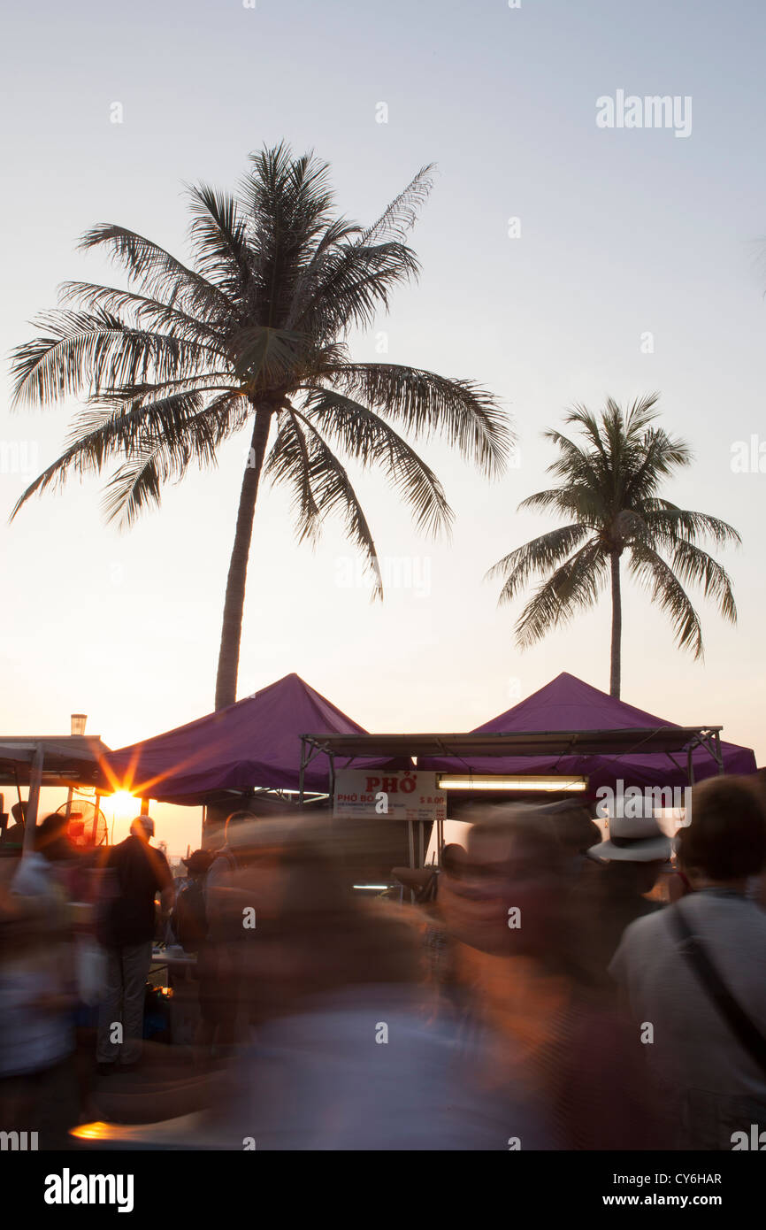 Les gens se déplacent dans la cale au Mindil Beach Sunset market, Darwin, Territoire du Nord, Australie. Banque D'Images