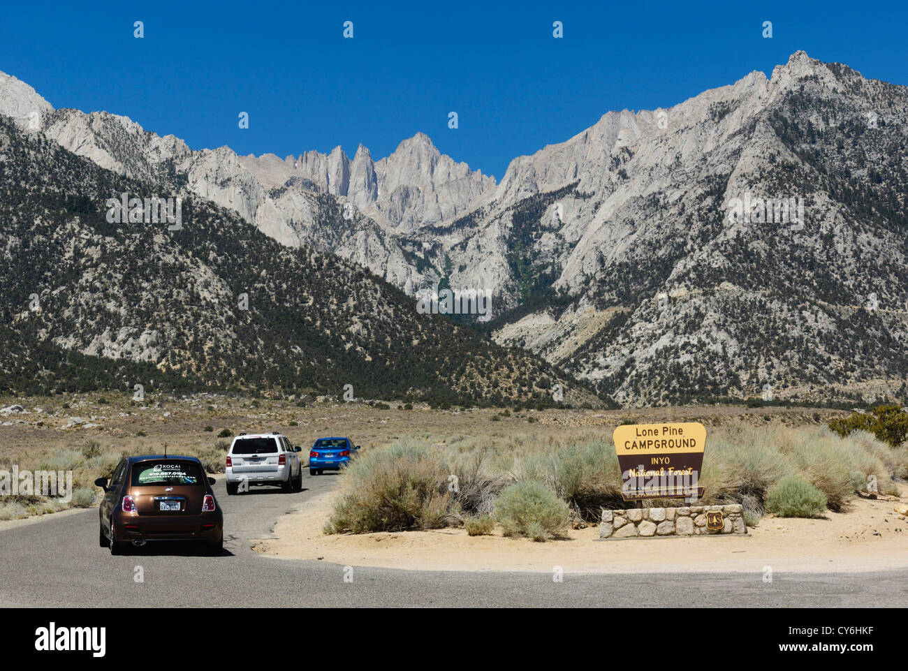 Vue de Mount Whitney de l'Alabama Hills, Lone Pine, dans la région de Owens Valley de l'ouest de la Route 395 Sierras. Banque D'Images
