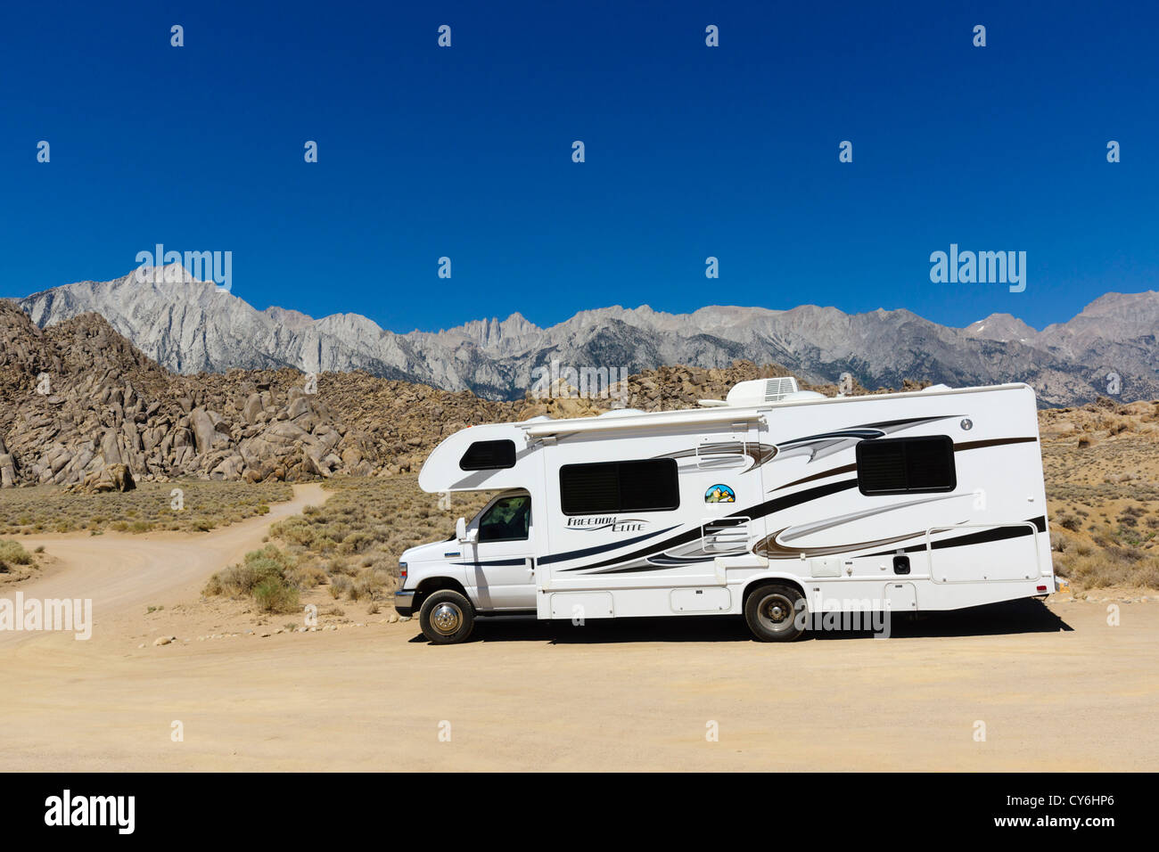 Film dur, Alabama Hills, Lone Pine, dans la région de Owens Valley de l'Ouest sur la Route 395 Sierras. RV en stationnement. Banque D'Images