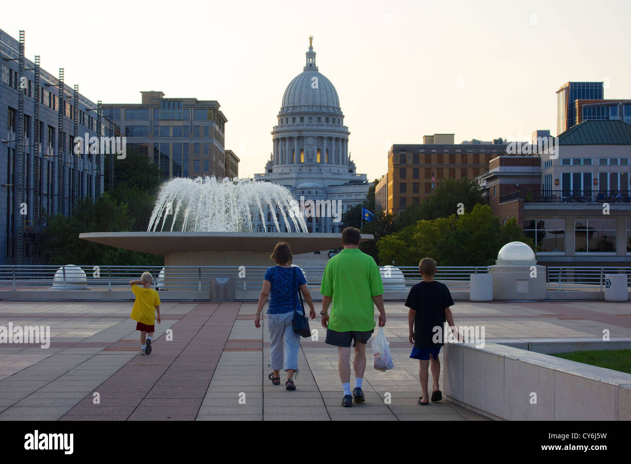 Famille et fontaine, Monona Terrace. Wisconsin Capitol Building en arrière-plan. Banque D'Images