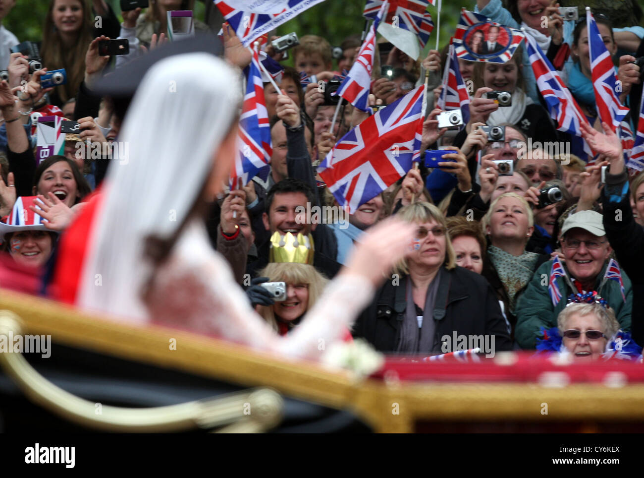 Le prince William et Kate Middleton dans l'open top transport après leur mariage à l'abbaye de Westminster. Jour de mariage Banque D'Images