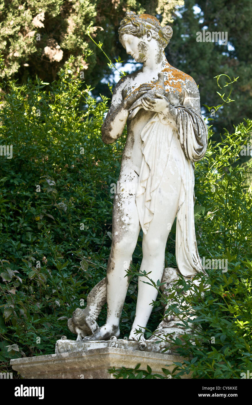 Palais Achilleion à l'île de Corfou en Grèce. L'Achilleion palace est célèbre pour ses statues thèmes mythologiques classiques Banque D'Images