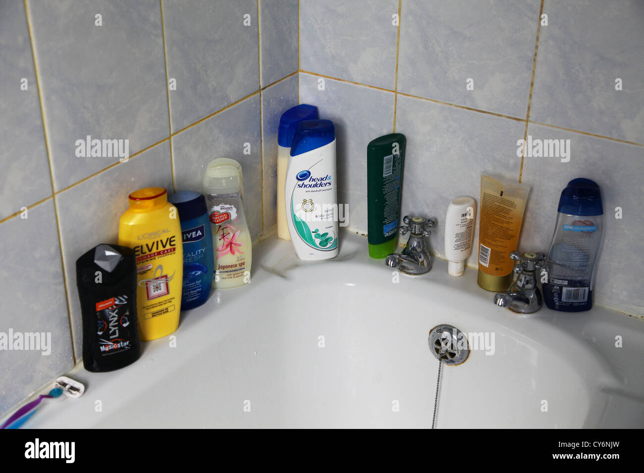 De toilette gratuits à la fin d'une baignoire à remous ; shampooings et gels douche Banque D'Images