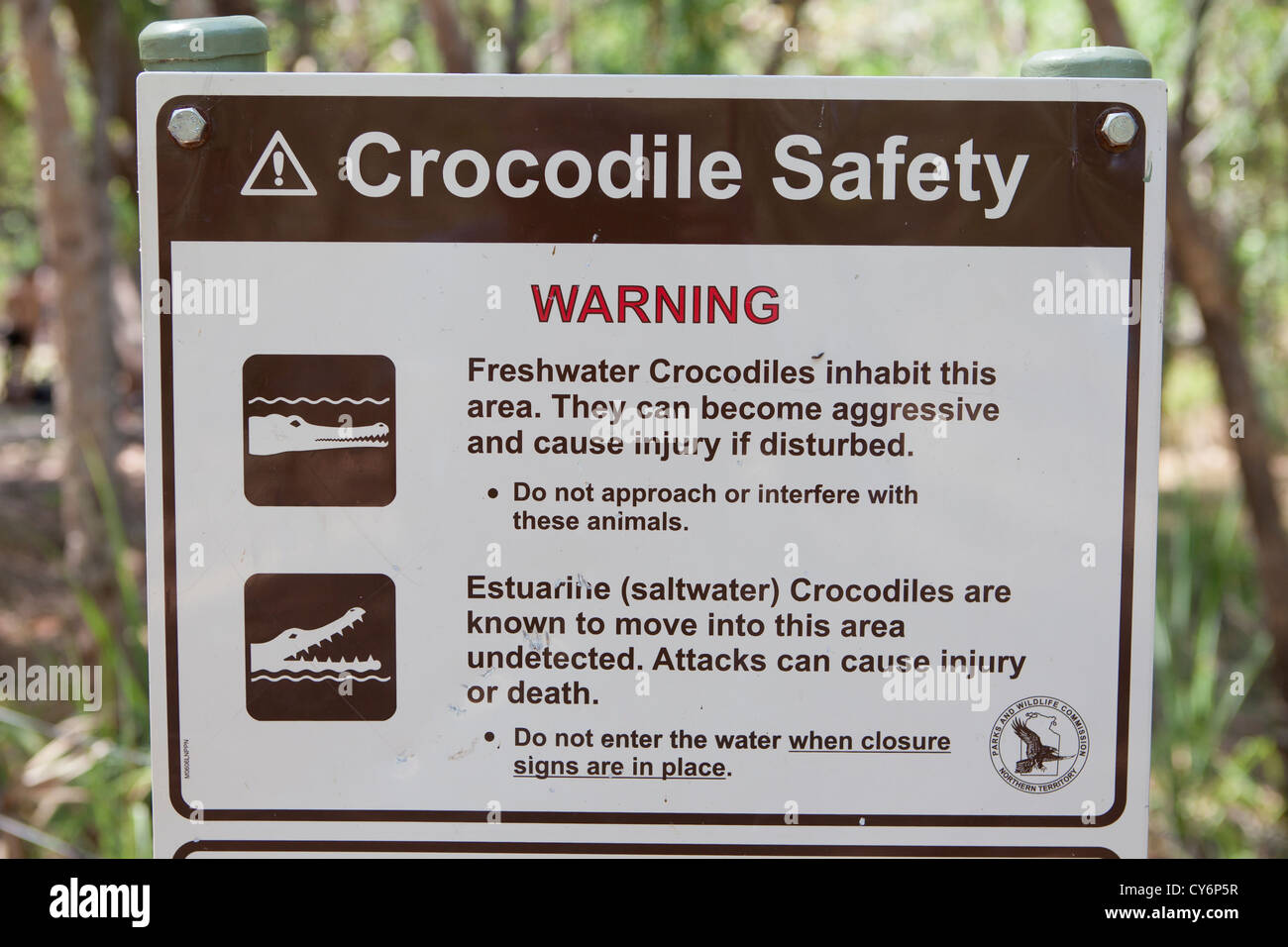 Panneaux d'avertissement de sécurité de crocodile dans le Territoire du Nord de l'Australie. Banque D'Images