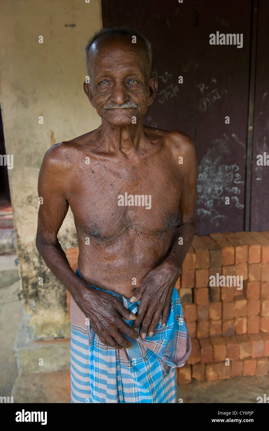 Vieil homme avec un torse nu, vêtu d'un petit village à Lungi, près de Kumarakom, Kottayam, Kerala, Inde Banque D'Images