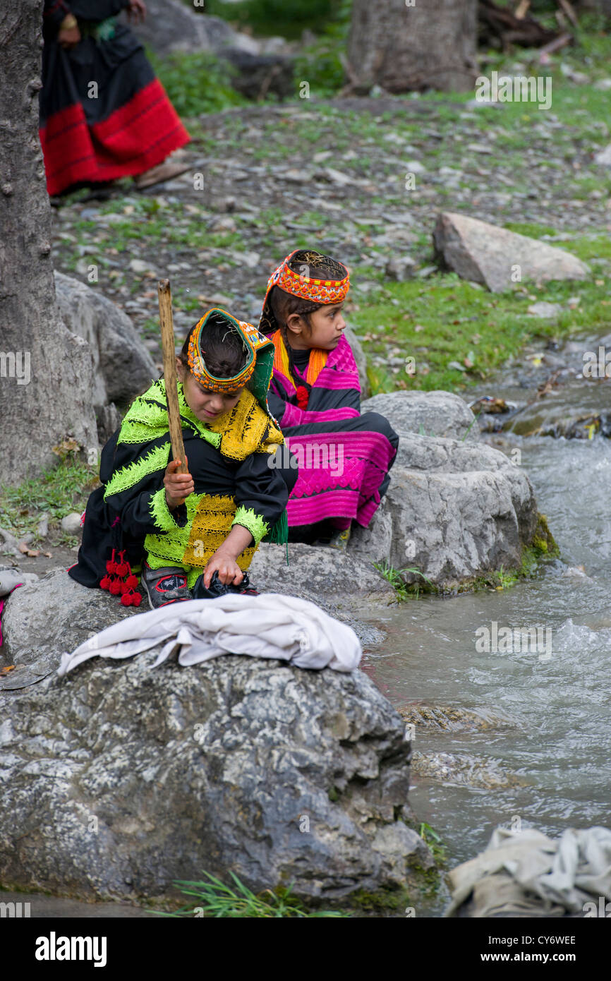 Kalash pour laver le linge dans le ruisseau qui traverse le village de Balanguru, vallée de Rumbur, Chitral, Khyber-Pakhtunkhwa, Pakistan Banque D'Images