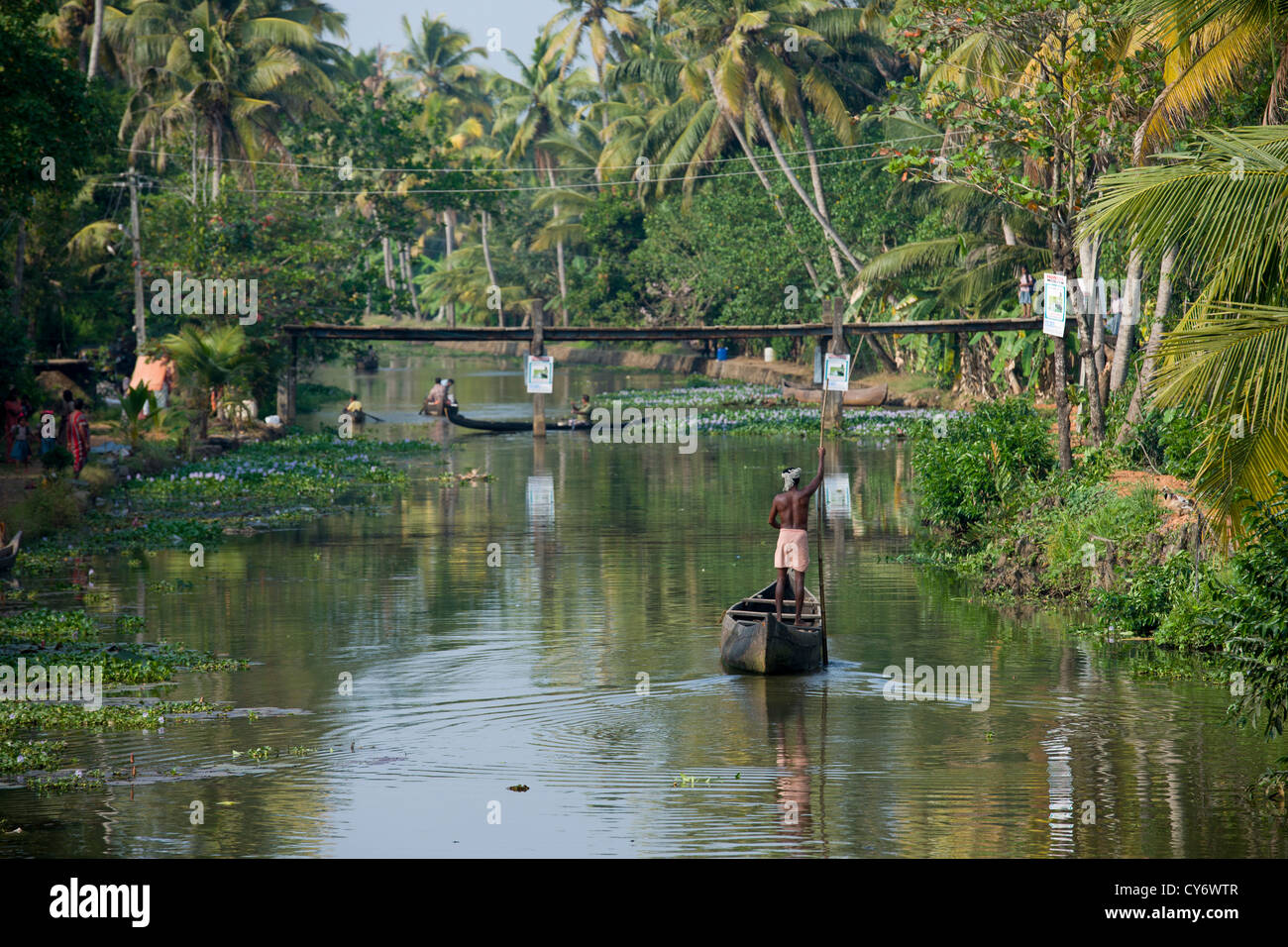 Un homme Jiménez-montealegre voie navigable à un petit village, près de Kumarakom, Kottayam, Kerala, Inde Banque D'Images