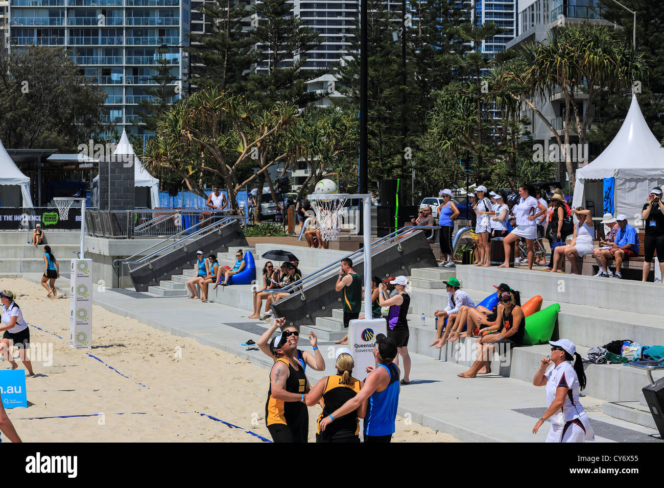 Le jeu est sur la plage au netball à Surfers Paradise Beach pour la première fois dans le cadre de ce tournage hors du traditionnel sport Banque D'Images