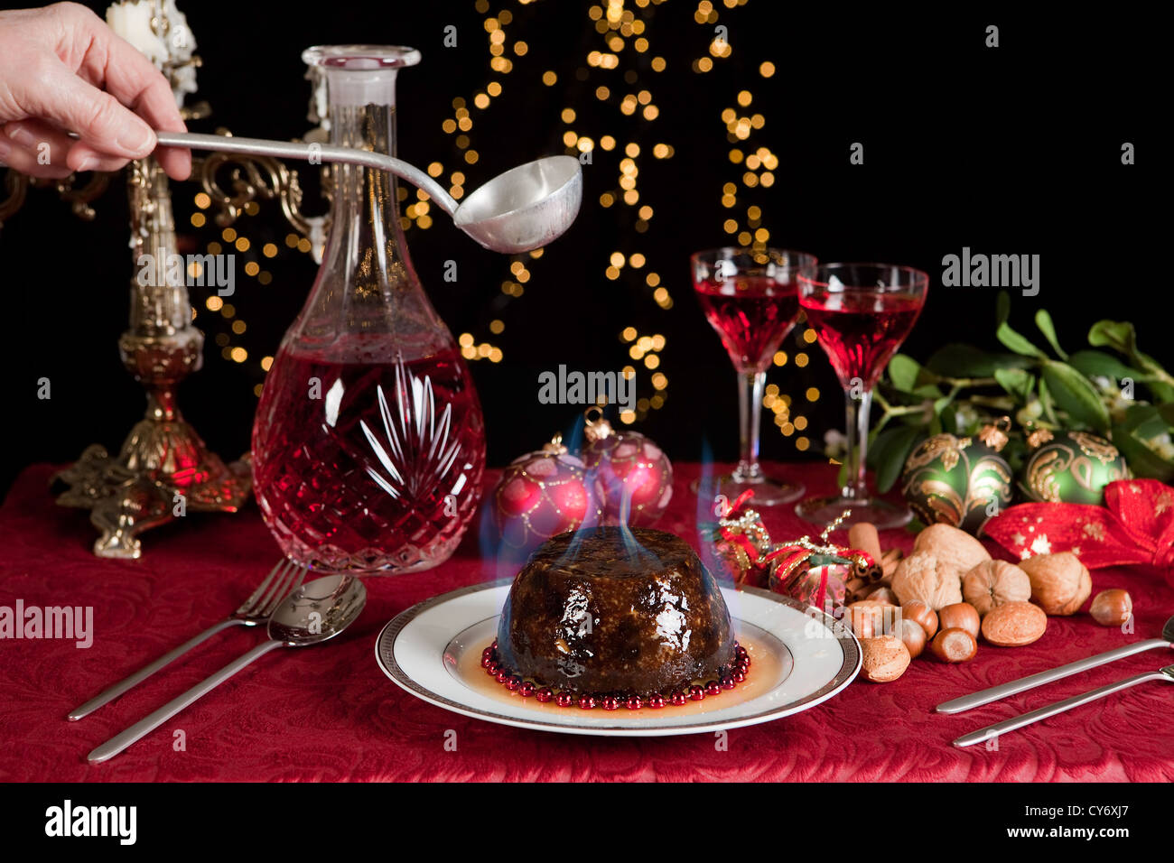 Gravure main servant plus d'un brandy ou plum-pudding de Noël Banque D'Images