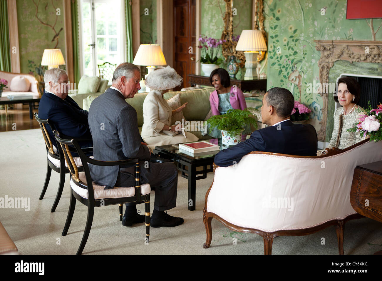 Le président américain Barack Obama et la Première Dame Michelle Obama parler avec le Prince de Galles et la duchesse de Cornouailles, l'Ambassadeur Louis Susman et Mme Margaret Susman 24 Mai, 2011 à Winfield House à Londres, en Angleterre. Banque D'Images