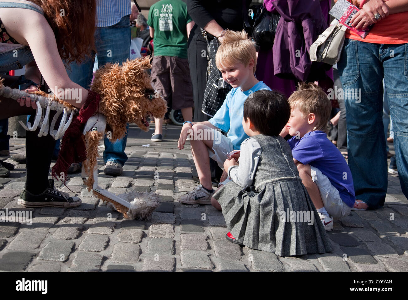 Les enfants d'être divertis par artiste marionnette sur le Royal Mile street pendant le Festival Fringe. Édimbourg. Banque D'Images
