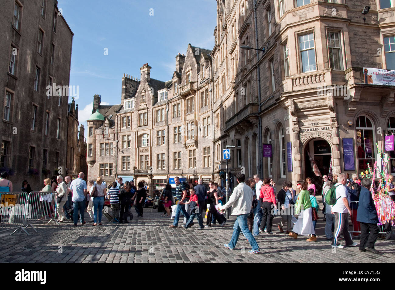 Les foules au haut de coin de Cockburn Street et High Street, dans le centre historique d'Édimbourg. Banque D'Images