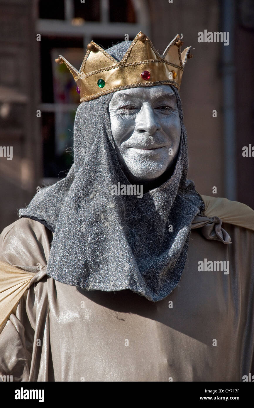 Artiste de rue vêtu comme un roi sur le Royal Mile, le centre d'Édimbourg. Banque D'Images