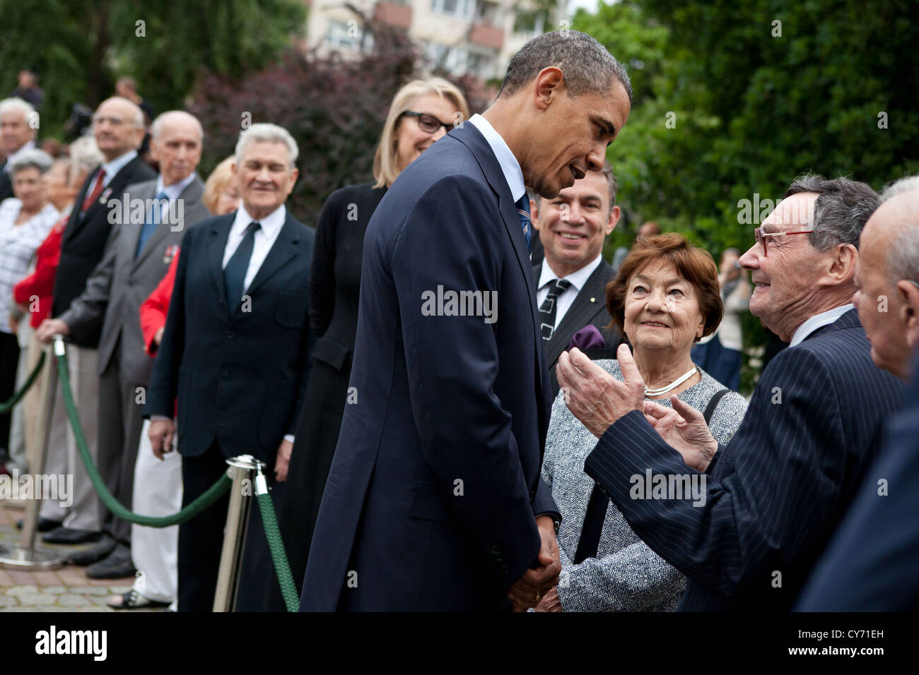 Le président américain Barack Obama salue les dirigeants communautaires et les survivants de l'Holocauste après une cérémonie de dépôt de gerbes au Monument du Ghetto de Varsovie, 27 mai 2011 à Varsovie, Pologne. Banque D'Images