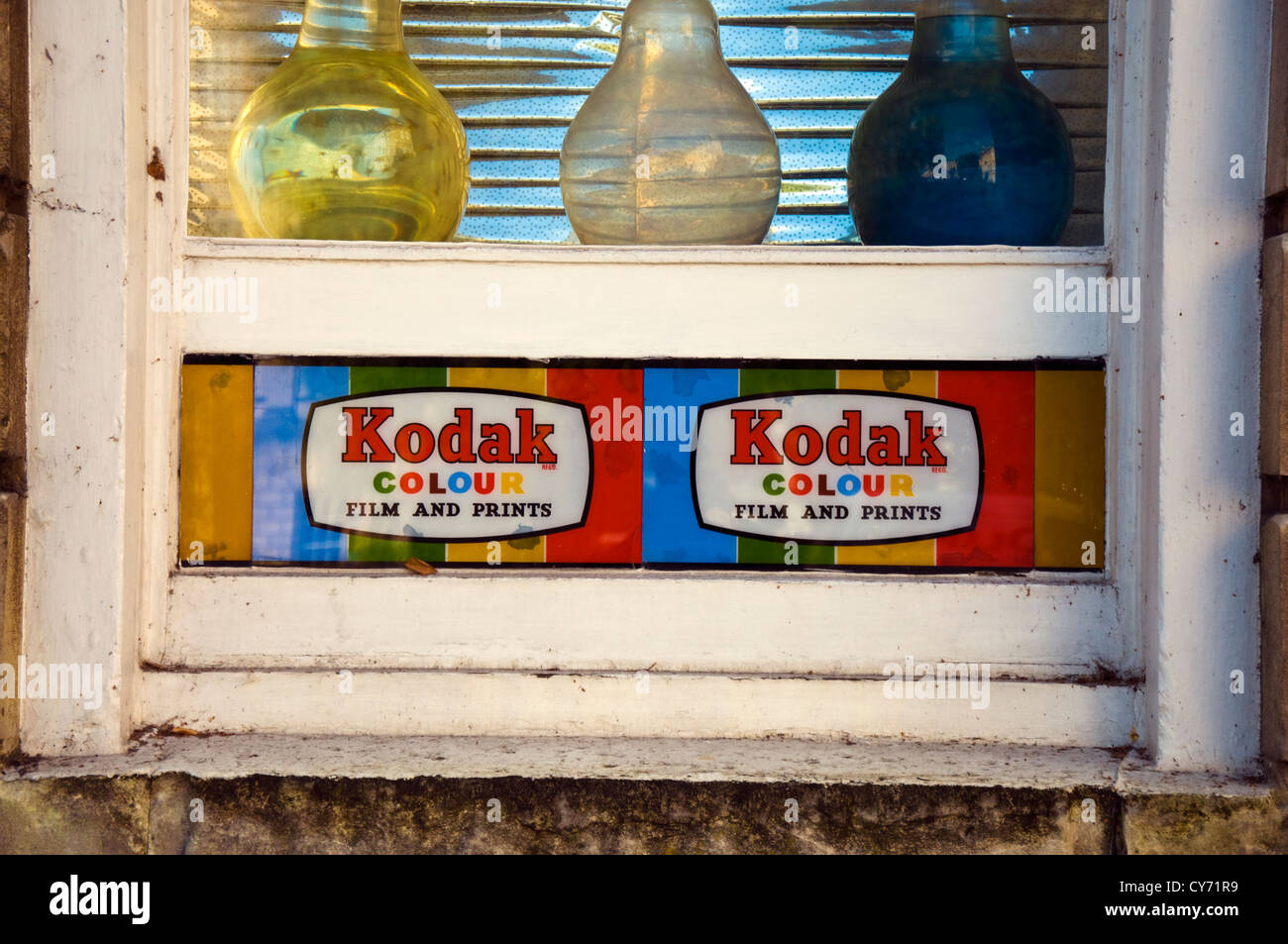 Ancienne publicité pour les films Kodak et imprime dans une fenêtre chimistes Banque D'Images