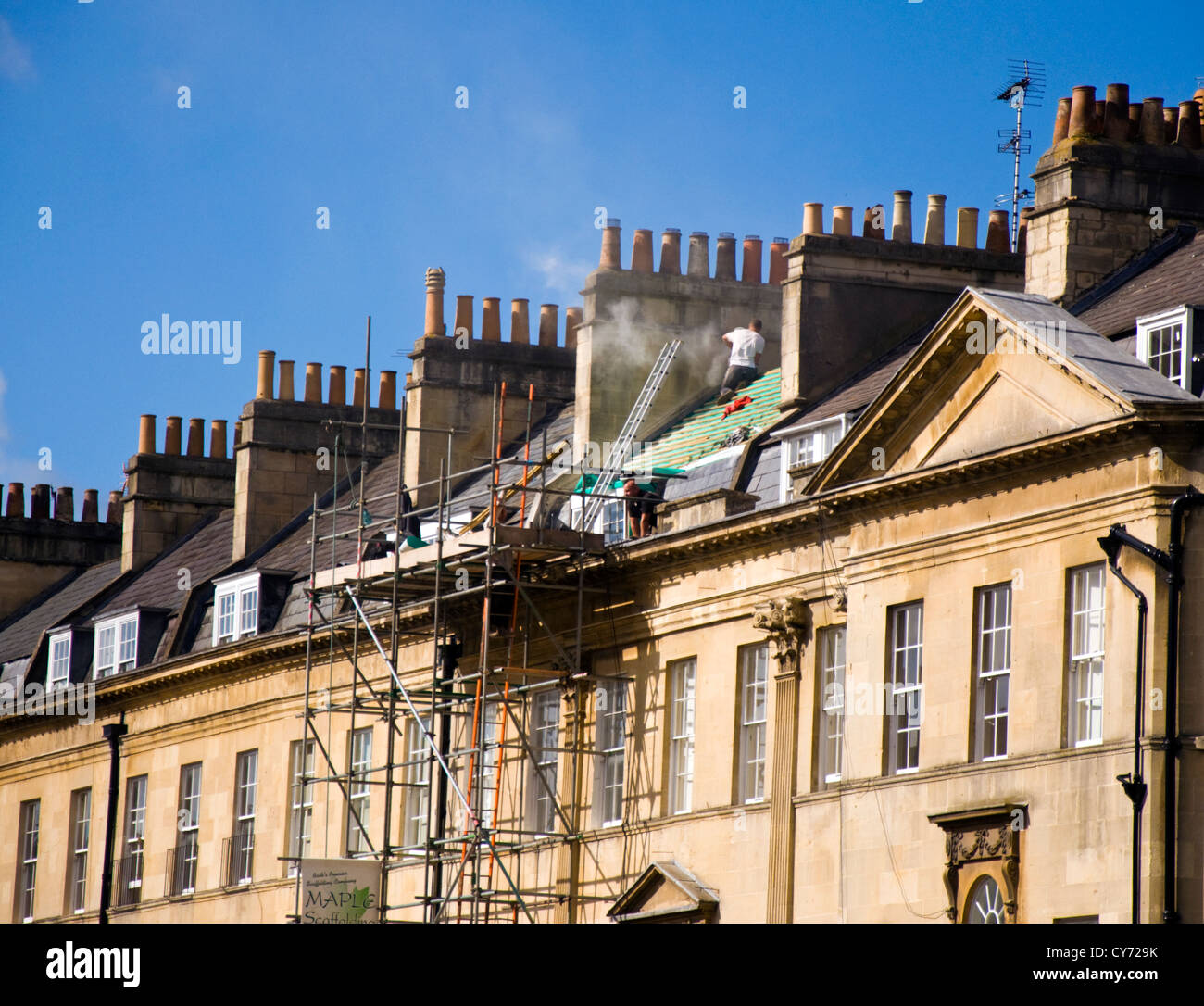 La réfection du toit sur la liste maison sur Great Pulteney Street de Bath Banque D'Images