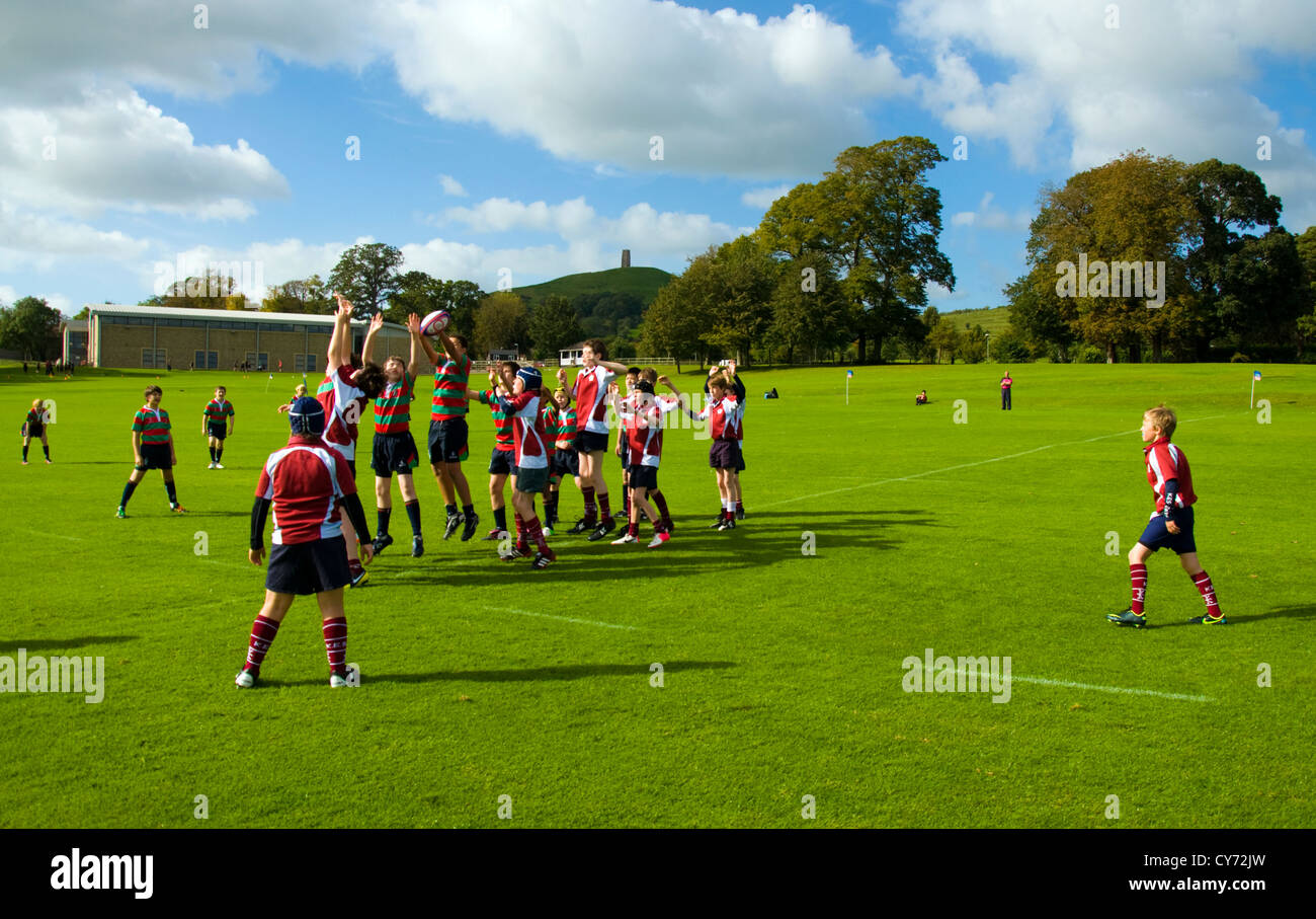 Les garçons de l'école rugby match an 8 huit de moins de 13 ans contre le Roi Edwards prep Millfield School à Glastonbury Banque D'Images