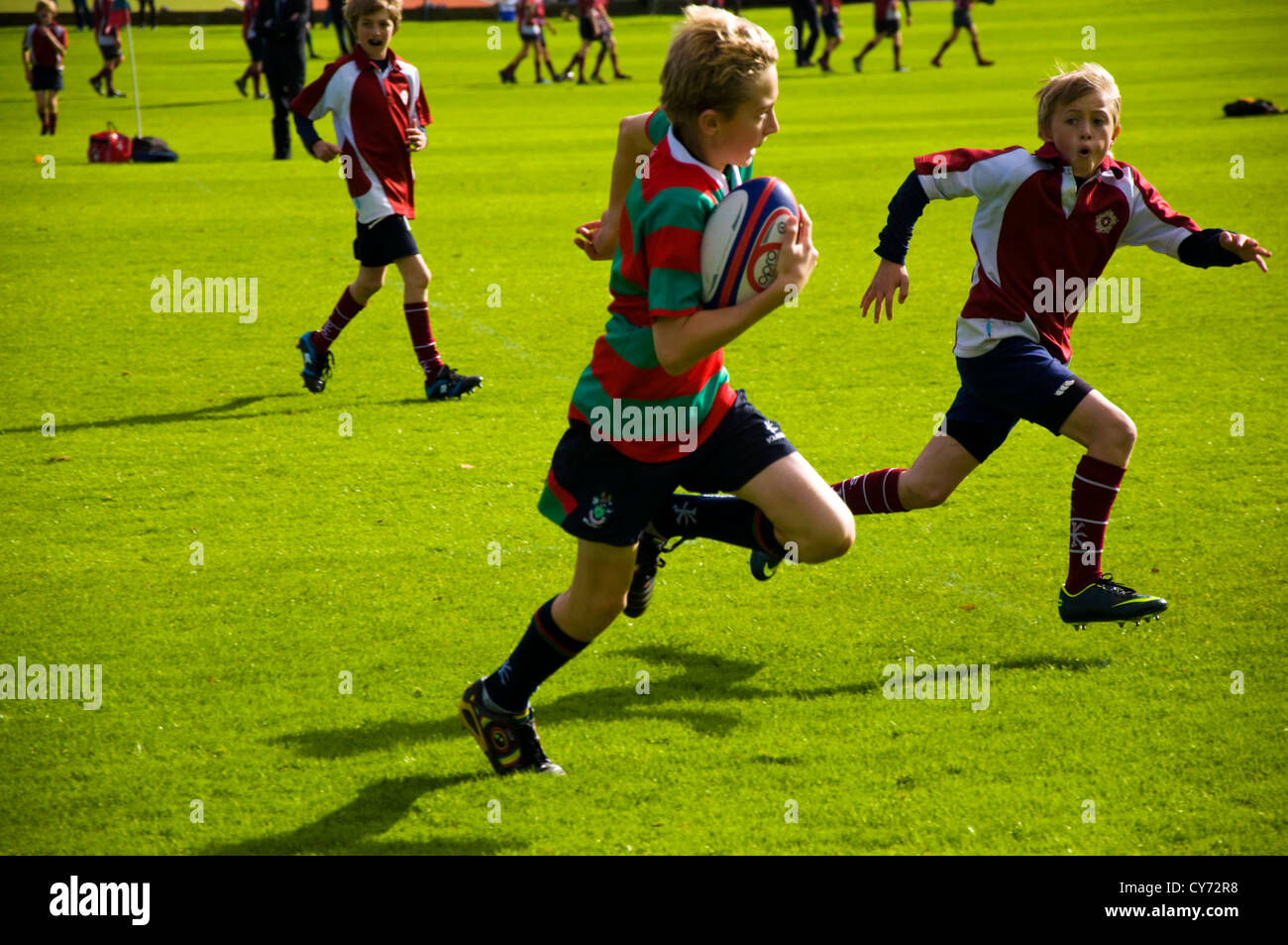 Les garçons de l'école rugby match an 8 huit de moins de 13 ans contre le Roi Edwards prep Millfield School à Glastonbury Banque D'Images
