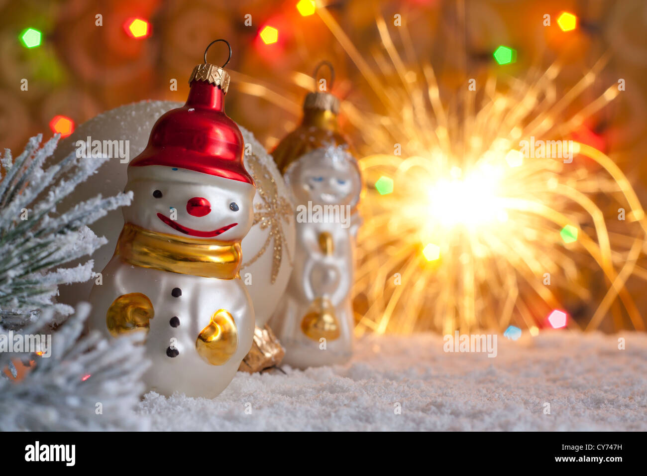 Bonhomme de neige et Noël arrière-plan flou avec cierges Banque D'Images