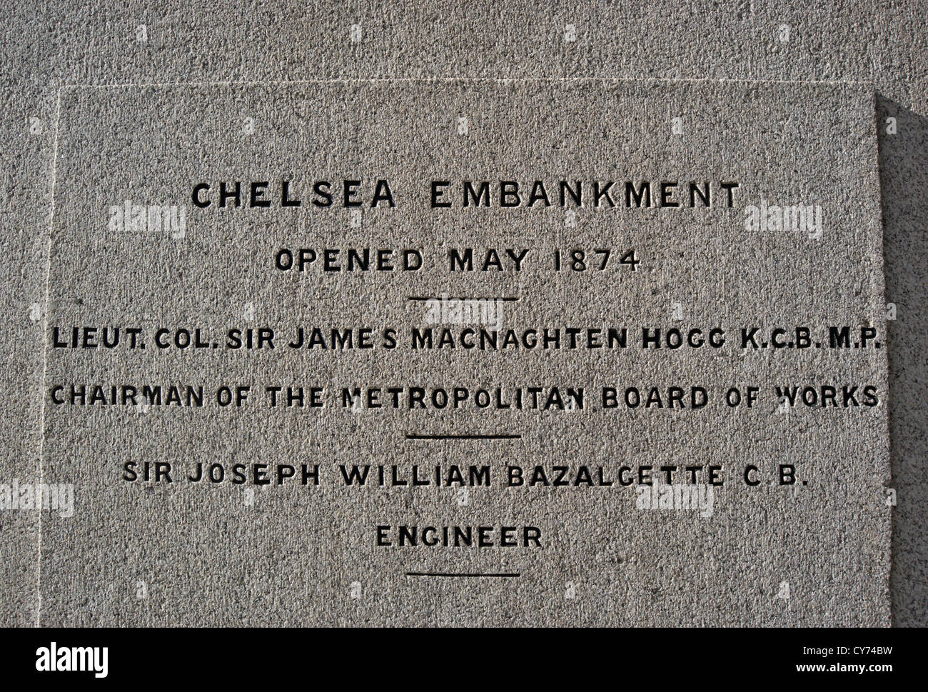 L'inscription sur un monument à la Mai 1874 ouverture de chelsea Embankment, London, England Banque D'Images