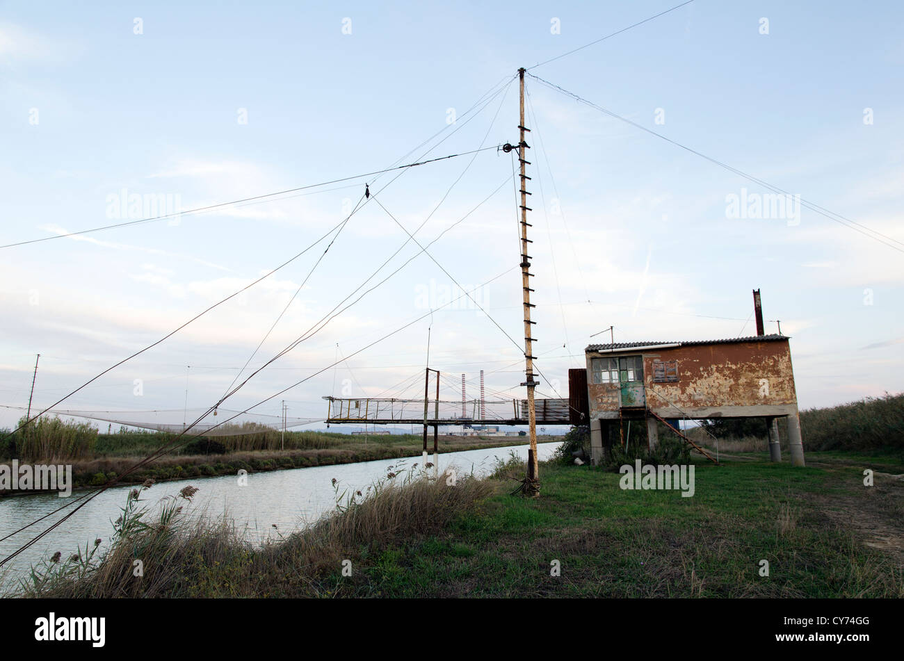 Cabane de pêcheurs au crépuscule près de la rivière Cornia - Piombino, Italie Banque D'Images