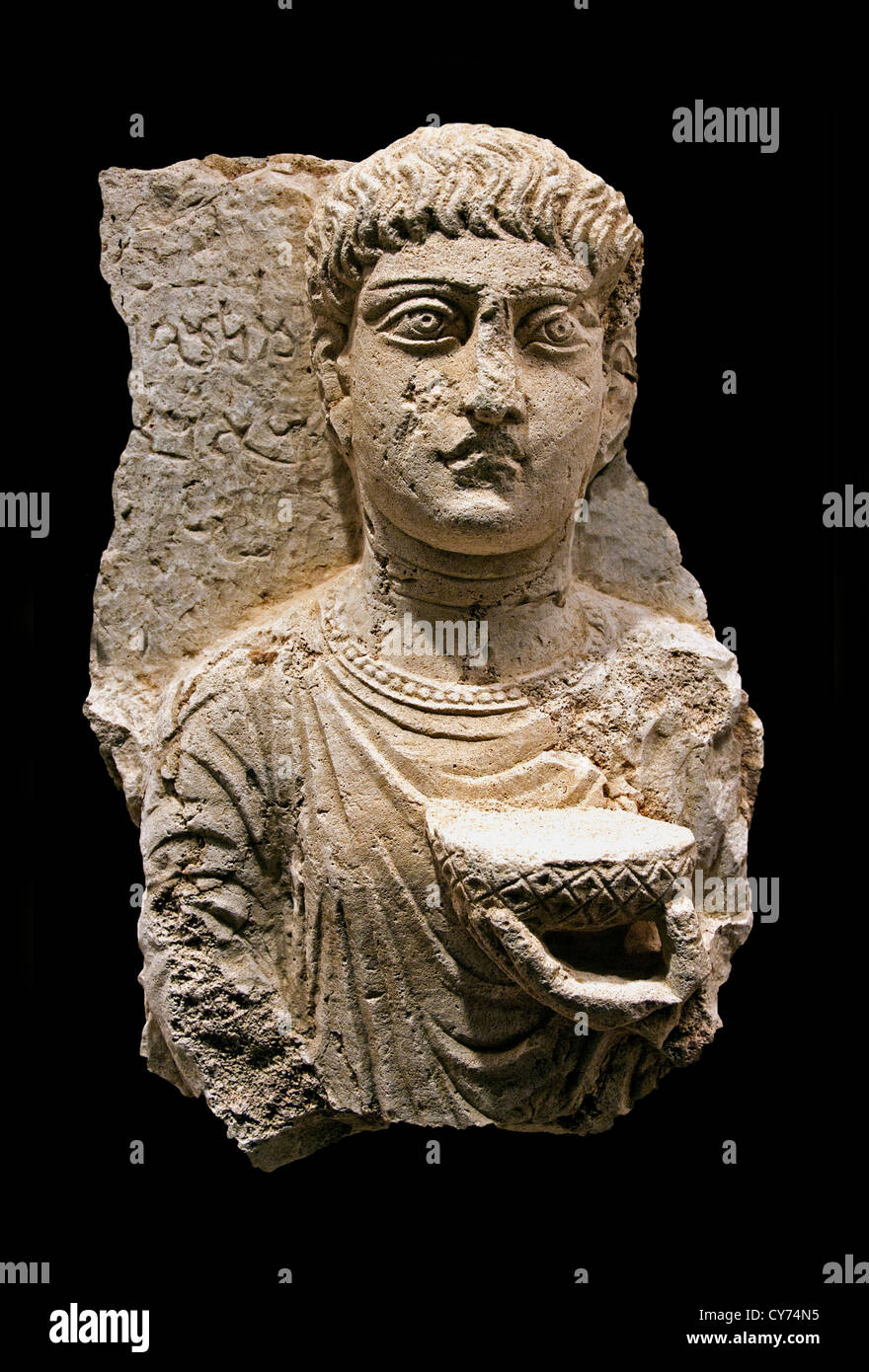 Pierre tombale avec buste d'un homme 2e siècle 51 cm de calcaire Palmyre Syrie République Banque D'Images