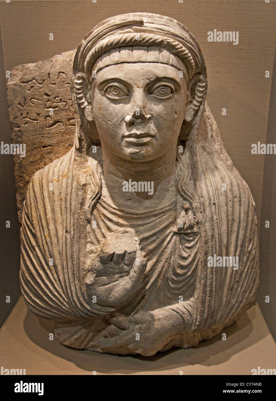 Pierre tombale avec buste d'une femme 2e siècle 51 cm de calcaire Palmyre Syrie République Banque D'Images