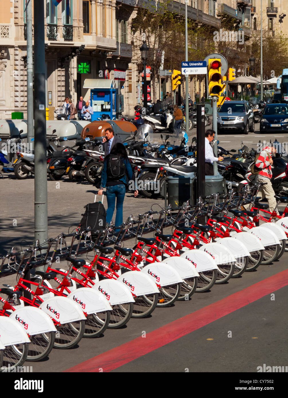 Prêt de vélos garés à une station Bicing utilisé pour le partage communautaire de cycles dans le centre-ville de Barcelone Espagne en usage depuis 2007 Banque D'Images