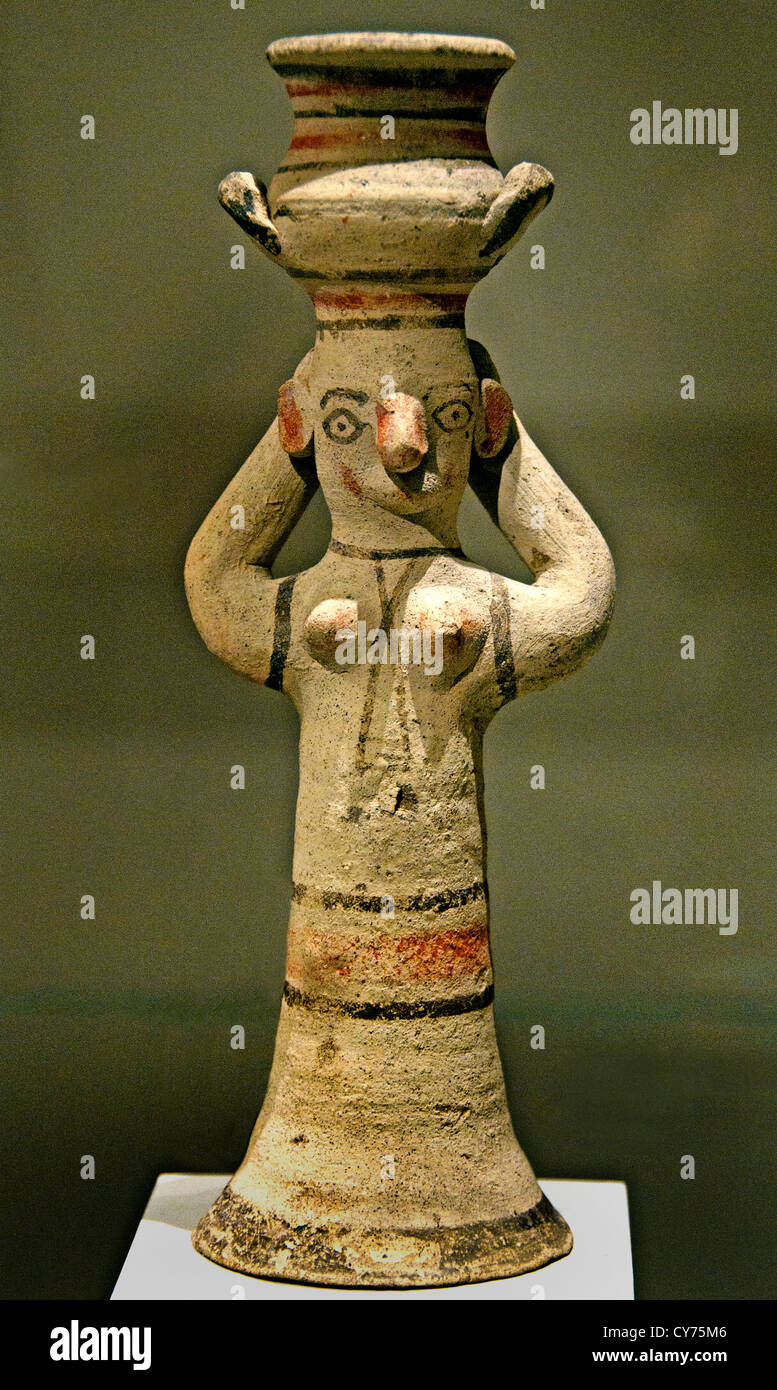 Femme portant un pot en terre cuite Cypro-Archaic 750-600 av. J.-C. terre cuite 18 cm chypriote grecque de Chypre Grèce Banque D'Images