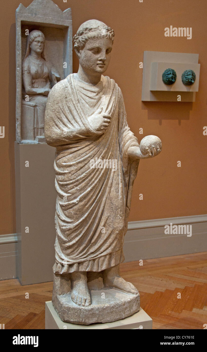 Statue de calcaire nimbés boy holding a ball impériale hellénistique 3e - 1e siècle après J.-C.-B. 102 cm chypriote grecque de Chypre Banque D'Images