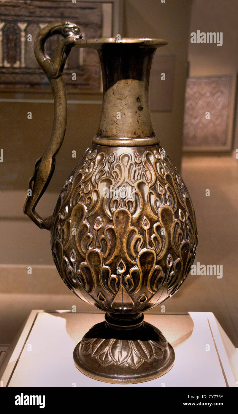 Ewer avec une poignée en forme de félin 7e siècle 49 cm Metal Bronze Iran Iran Banque D'Images