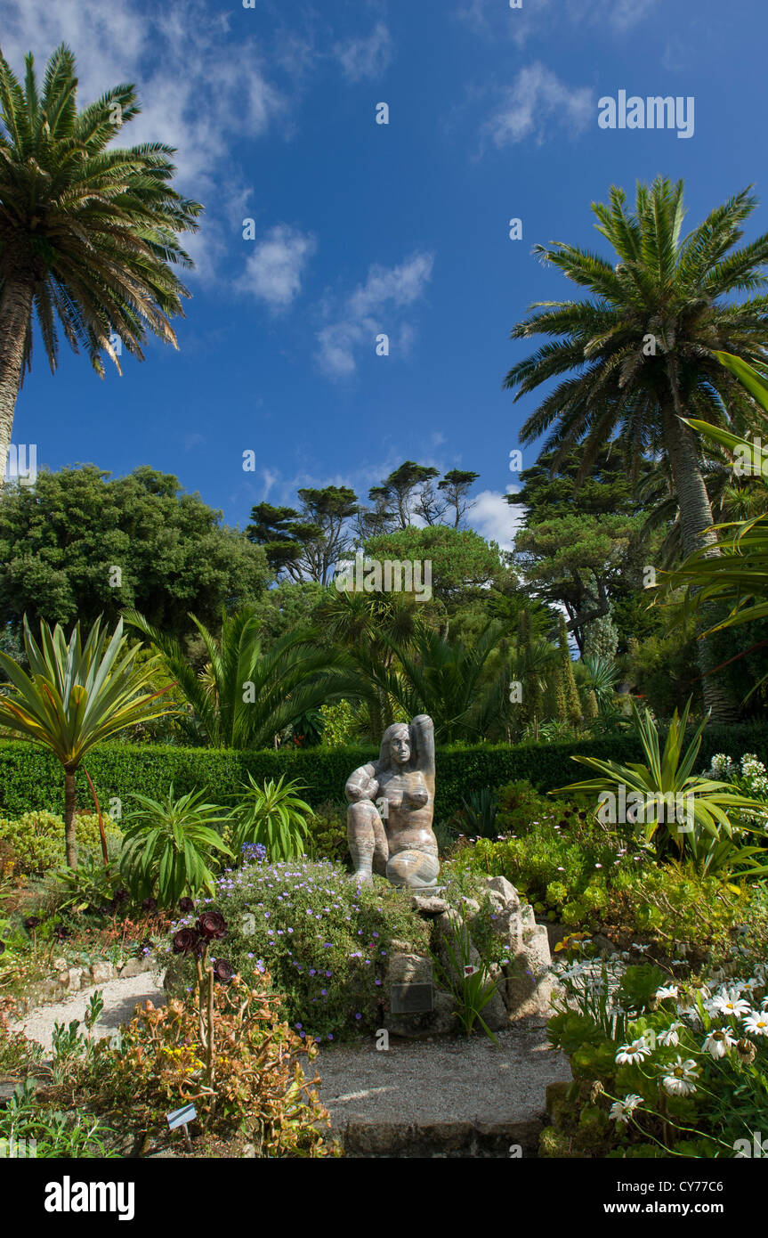 Statue de la déesse Terre Gaia par le sculpteur David Wynne, jardin de l'abbaye de Tresco Tresco,, Îles Scilly, Angleterre Banque D'Images