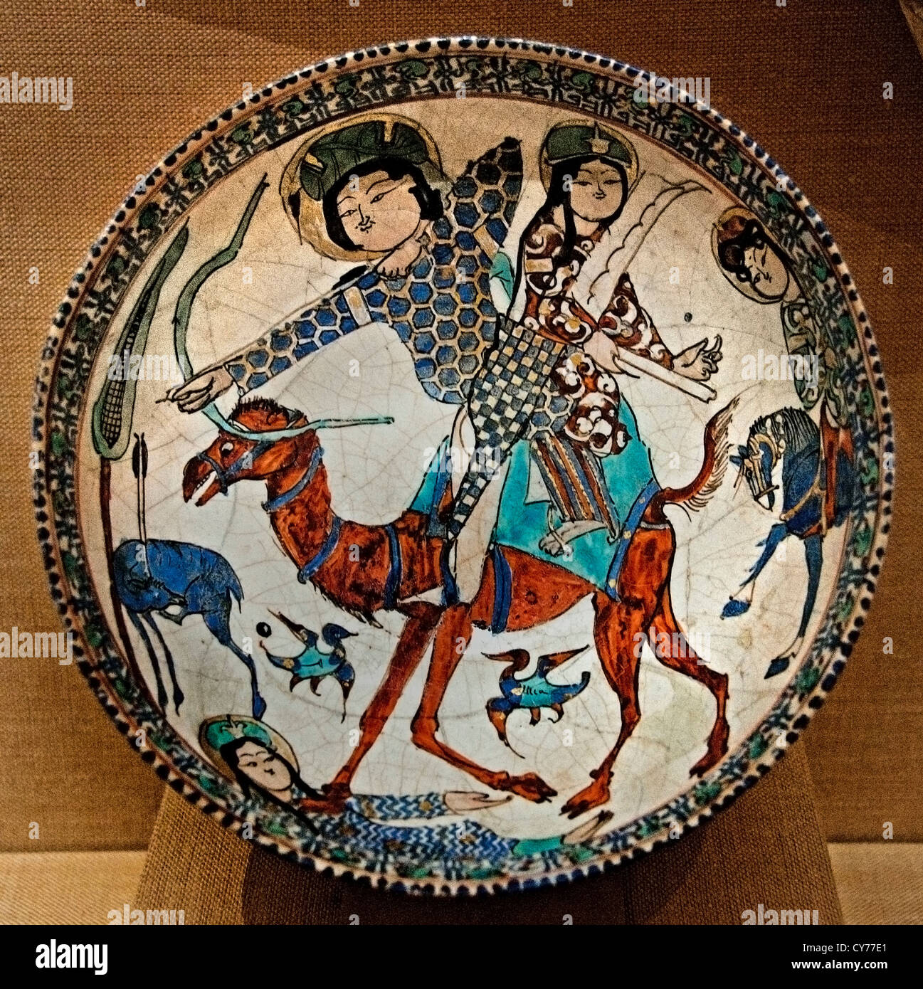 Bahram Gur et Azada Bol de 12 à 13 siècle polychrome dans Stonepaste overglaze glaçure monochrome opaque 21 cm Camel Iran en céramique Banque D'Images