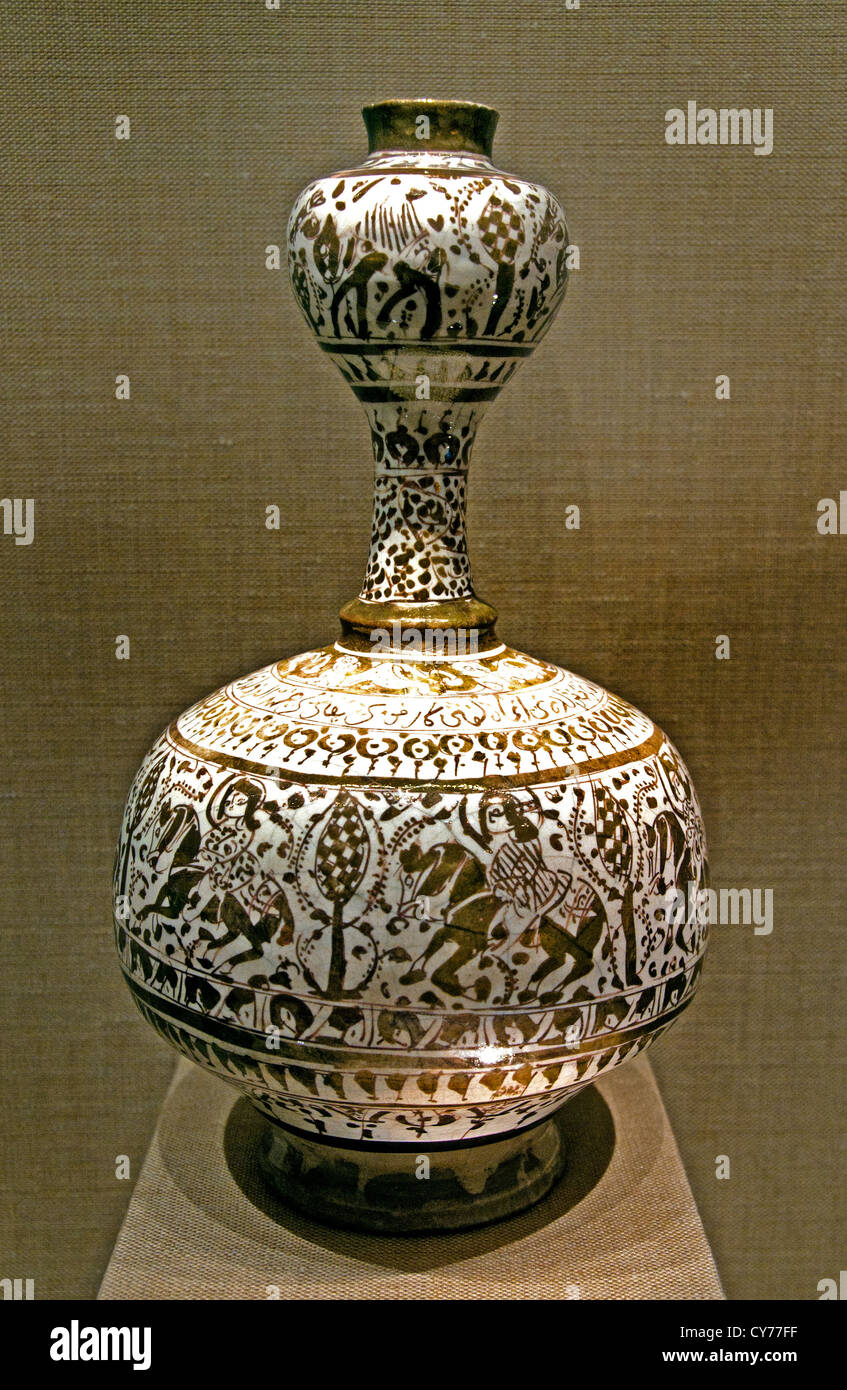 Vase ou aiguière en céramique iranienne de la 12e-13e siècle avec émail lustré, cavaliers, figures et inscriptions calligraphiques, Kashan Iran, période seldjoukide ou khwarezmienne. Banque D'Images