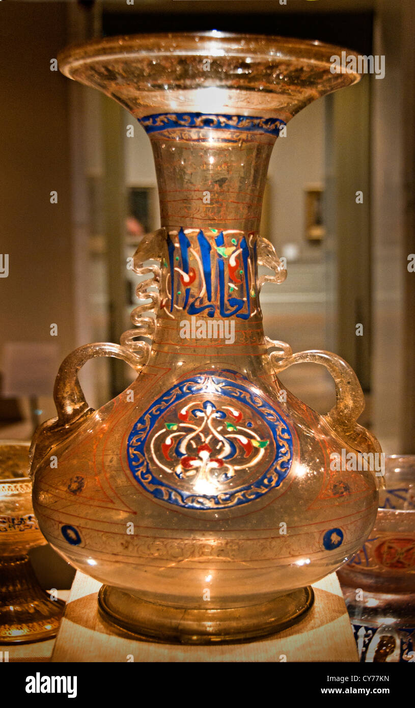Poignées avec vase en verre 14e siècle mamelouk syrien Syrie Banque D'Images