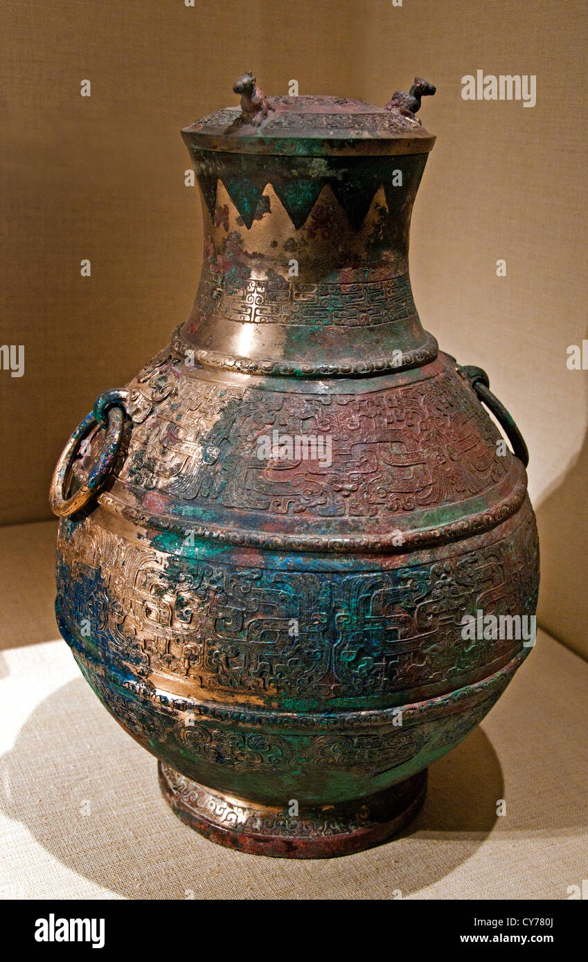 Vin rituel Hu contenant dynastie Zhou de l'est le printemps et l'AUTOMNE 5ème siècle avant J.C : bronze incrusté de cuivre 39 cm chinois Chine Banque D'Images