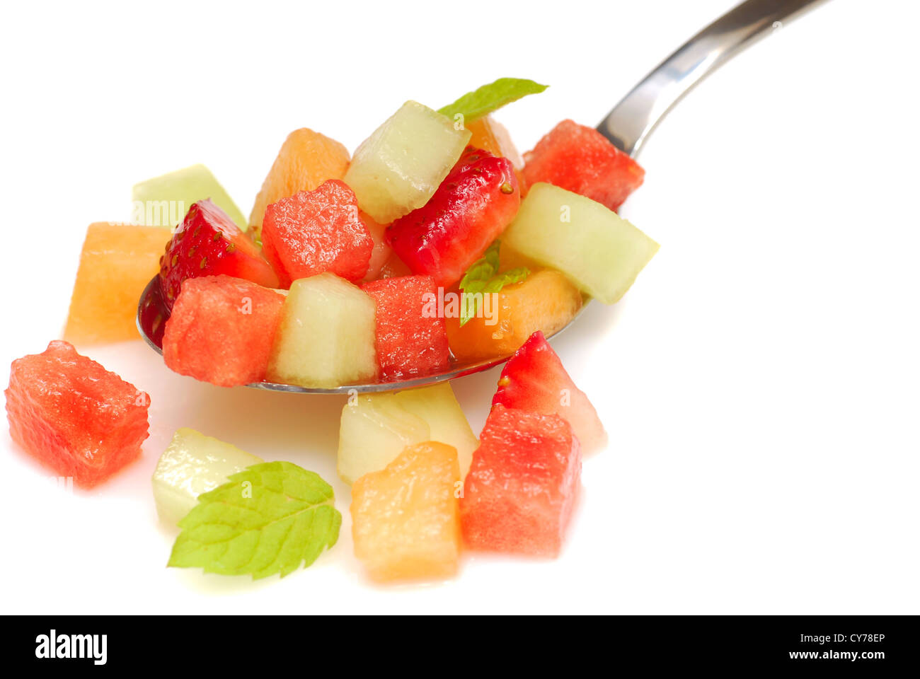 Salsa de fruits frais contenant pastèque, orange, fraises, cantaloup, melon musqué et menthe Banque D'Images