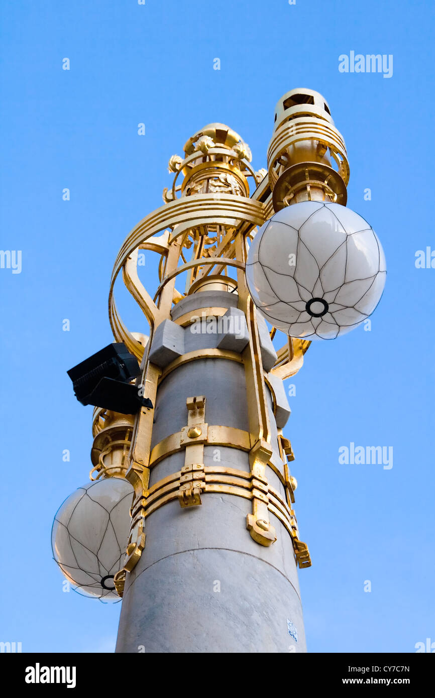 Lampe de poche avec de grandes nuances globulaire avec supports en or, Stockholm, Suède. Banque D'Images