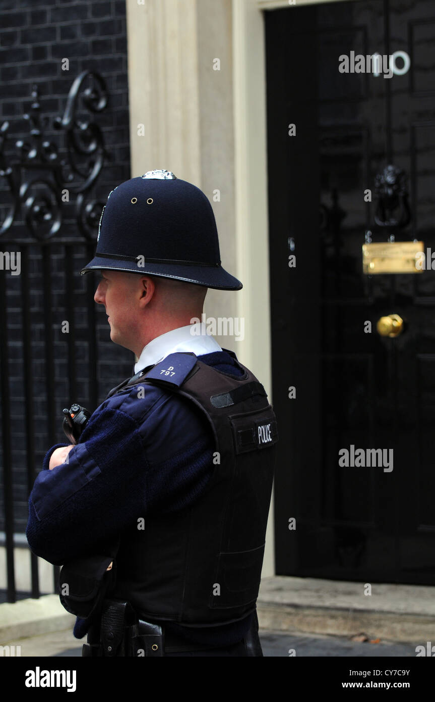 La police à l'extérieur numéro 10 Downing Street, London, UK Banque D'Images