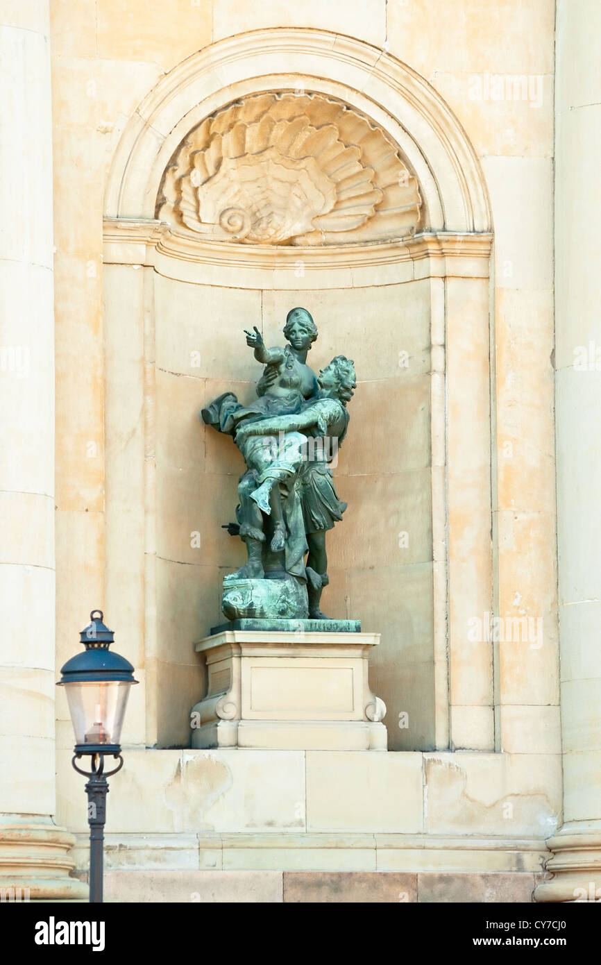 L'une des nombreuses statues du palais royal dans la vieille ville. Stockholm. La Suède. Banque D'Images