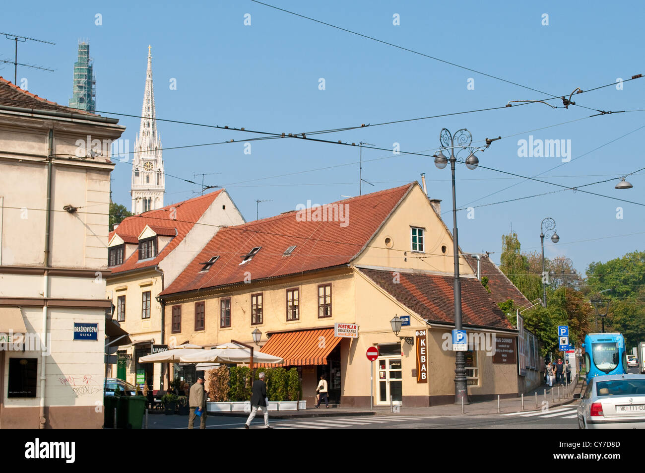 Vieille rue Vlaska avec spire Cathédrale derrière, Zagreb, Croatie Banque D'Images