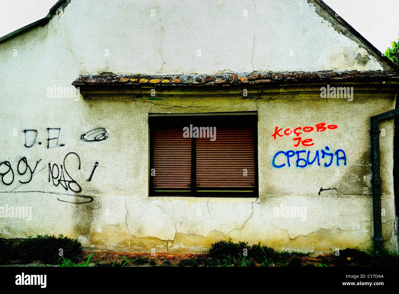 Sid, Serbie : Sid est un petit village sur la frontière avec la Croatie. L'écriture sur le mur signifie : Kosovo est serbe. Banque D'Images